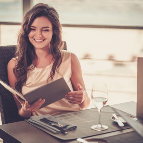 beautiful-lady-in-a-restaurant